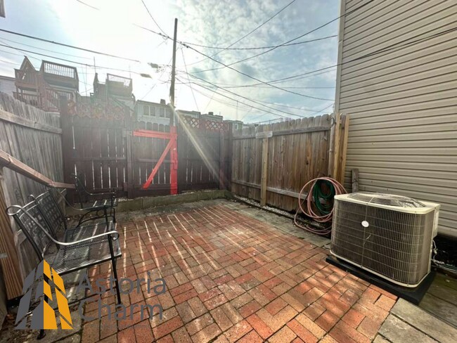 Building Photo - 3 Bedroom Home with Rooftop Views and Modern Finishes