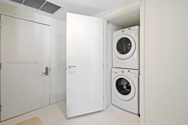 Building Photo - 1300 Brickell Bay Dr
