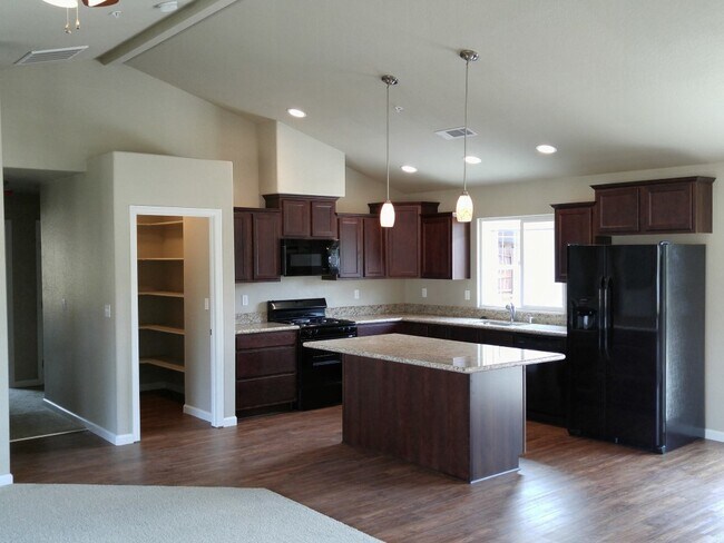 Building Photo - 3 Bedroom Home for Rent in South Redding CA | RV Parking, Garage, Fenced Yard