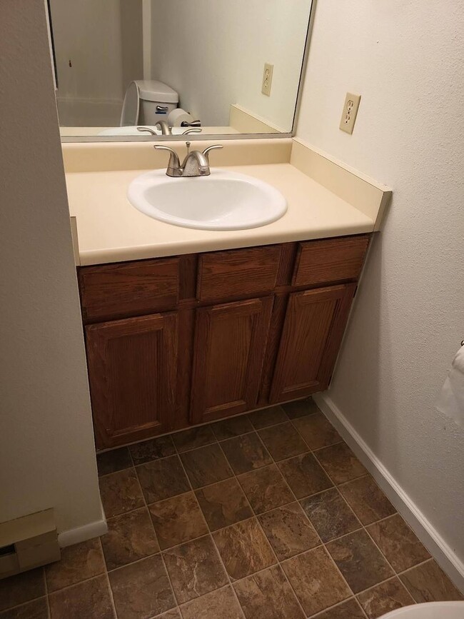 Building Photo - Hillview Duplex