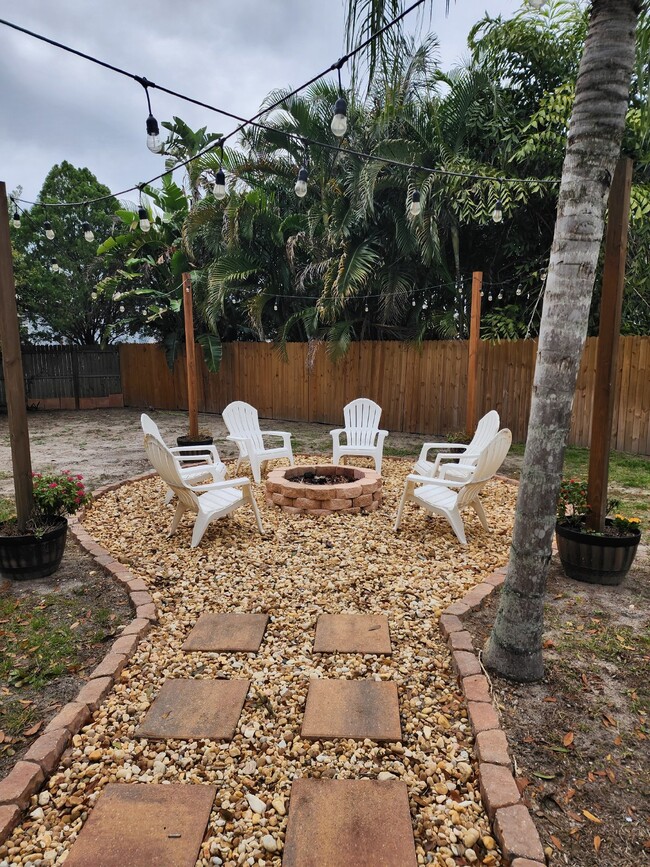 Building Photo - Pool home in Historic Tarpon Springs