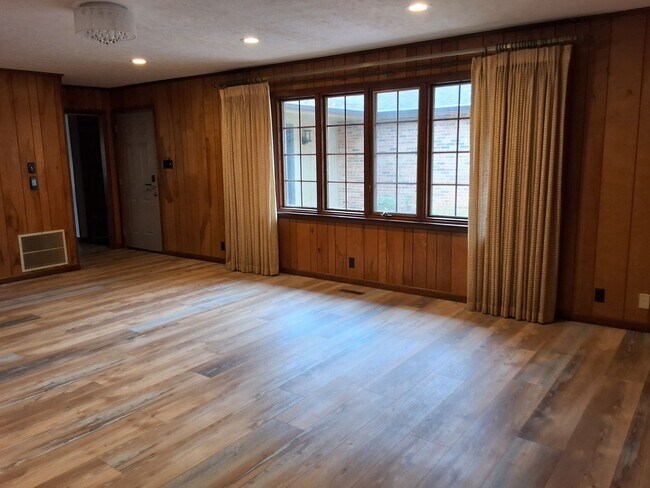 Building Photo - Oak Ridge 37830 - 4 bedroom 2.5 bath - call Sharon Arnwine 865-313-7215