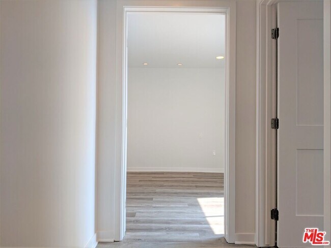 Building Photo - 5143 White Oak Ave