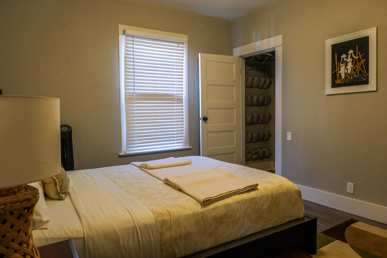 Building Photo - 5530 N Haight Ave