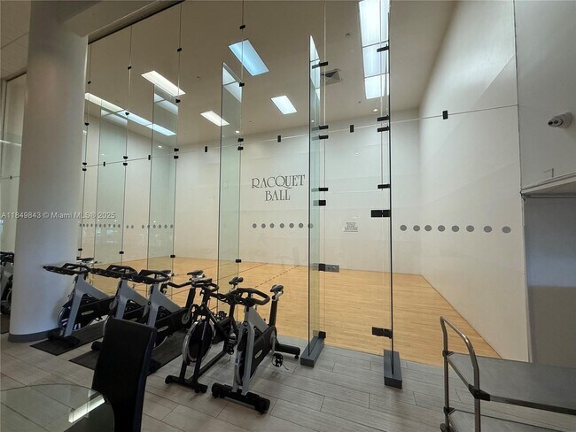 Building Photo - 16500 Collins Ave