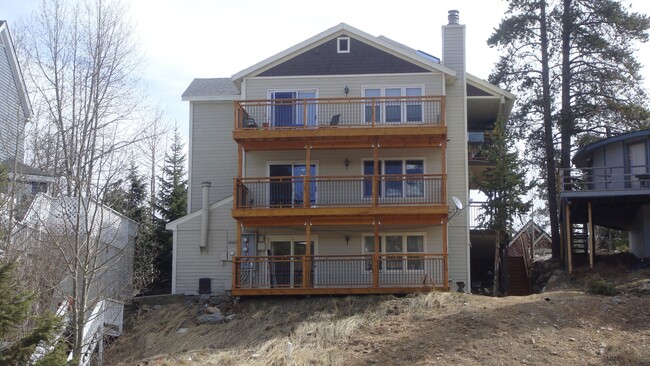 Building Photo - Great Location, Walk to Everything! Update...
