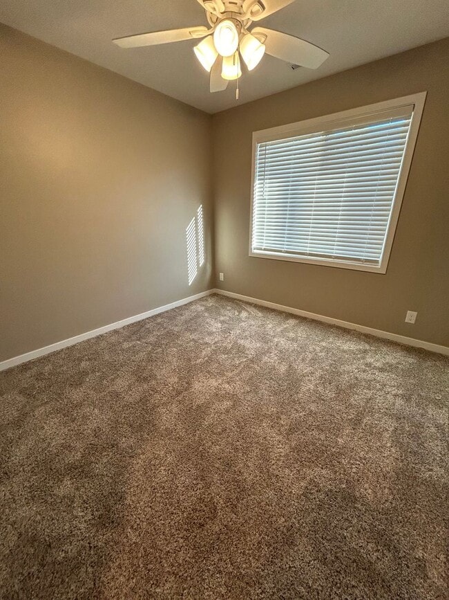 Building Photo - Papillion 3 Bedroom Townhome!