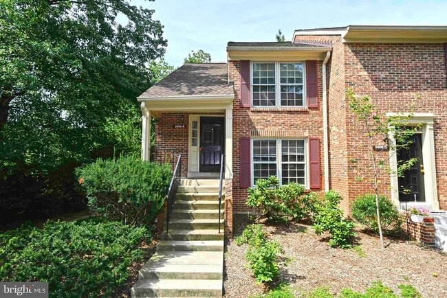Building Photo - 2406 S Walter Reed Dr