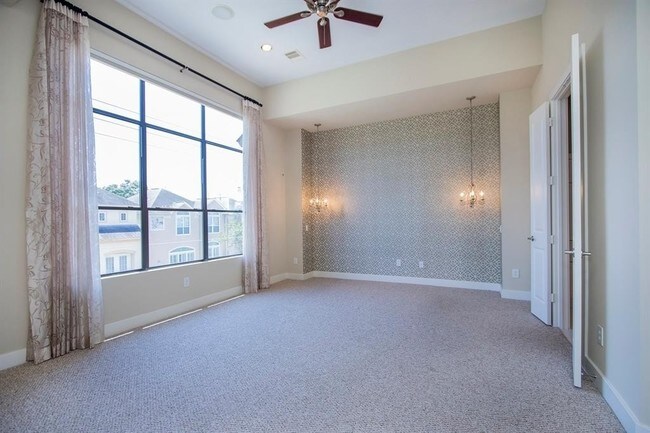 Building Photo - Contemporary townhome, rooftop terrace awa...