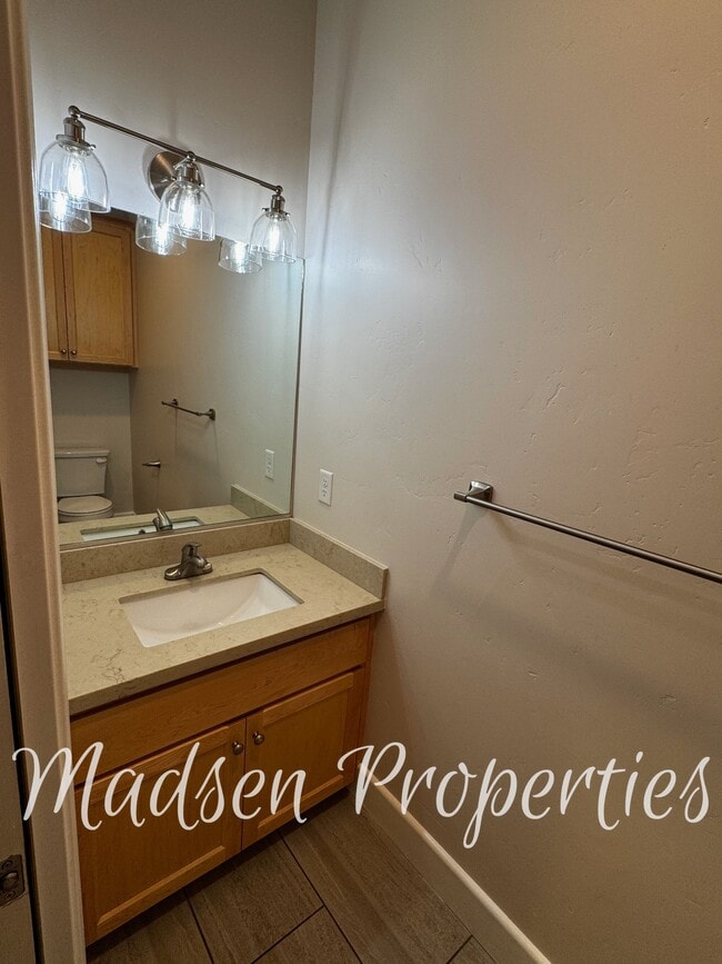 Building Photo - 2127 Hewitt Ave