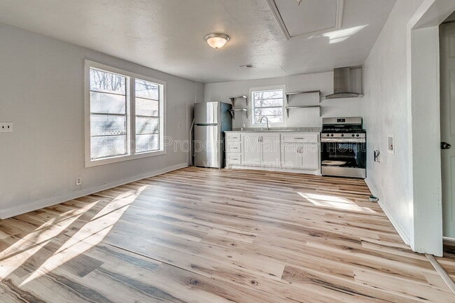 Building Photo - 620 W Acres St