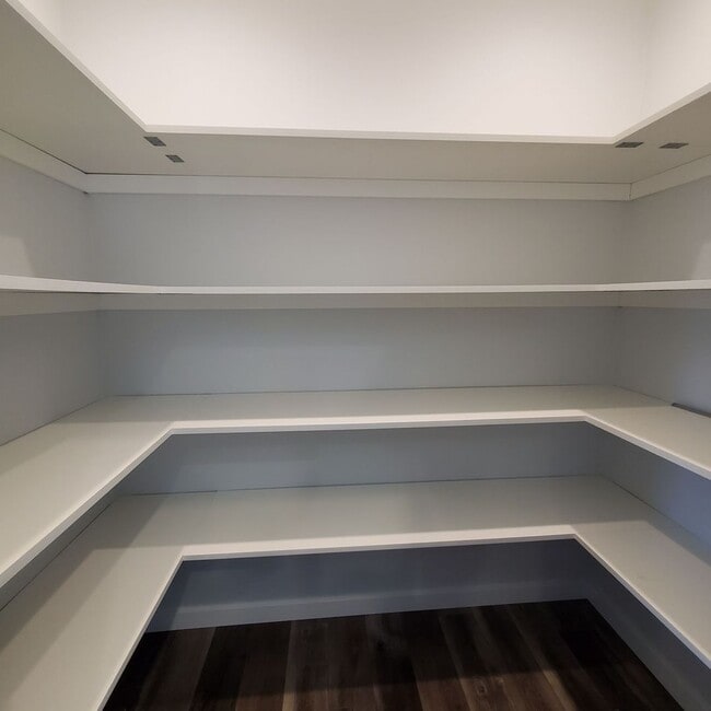 Building Photo - Dog friendly Lakeview 3 Bed: 2Bath w/2 Car...