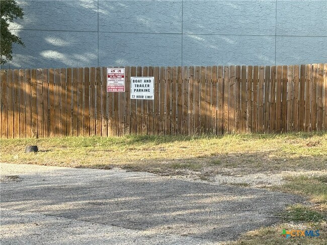 Building Photo - 1033 Parkview Dr