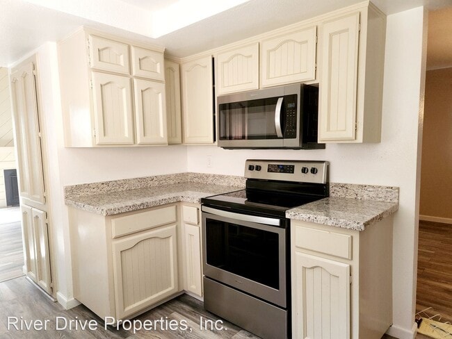 Building Photo - 2 br, 2.5 bath House - 932 E. Oakridge Avenue