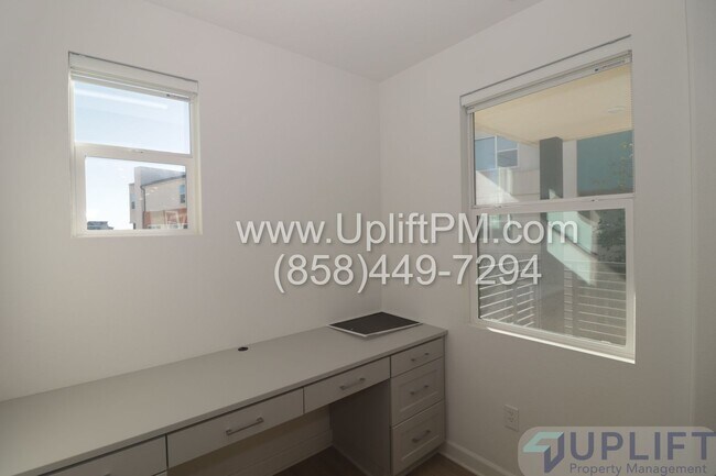 Building Photo - 4 Bed 3.5 Bath Townhome in Chula Vista w/ Washer/Dryer and 2-Car Garage