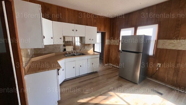 Building Photo - $1445 - 5 room 1.5 bathroom - Single Family Home