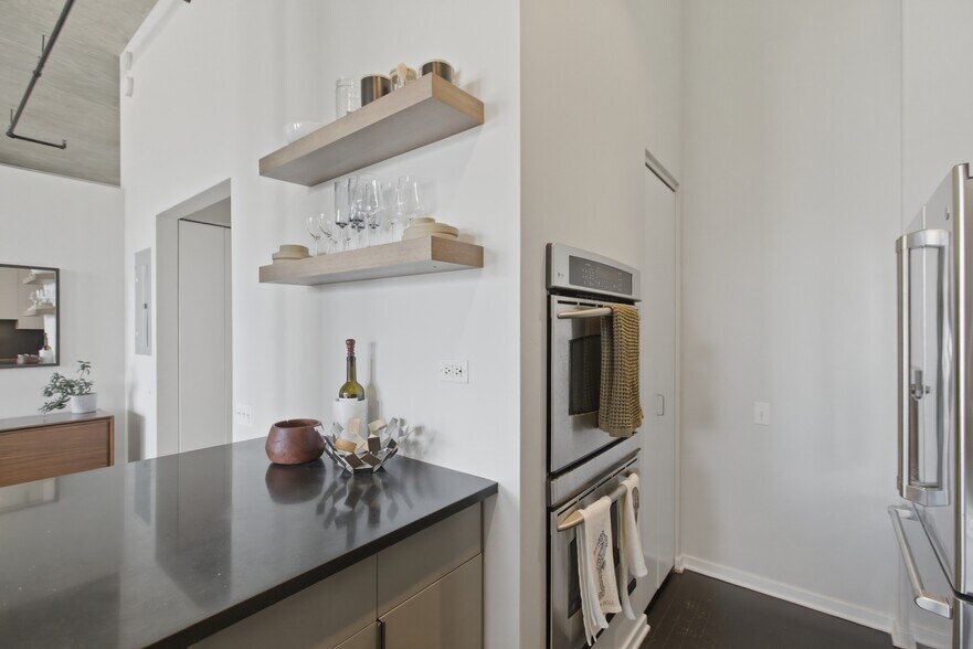 Building Photo - 900 N Kingsbury St