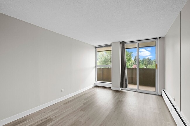 Building Photo - Updated 2-bedroom condo in Denver!