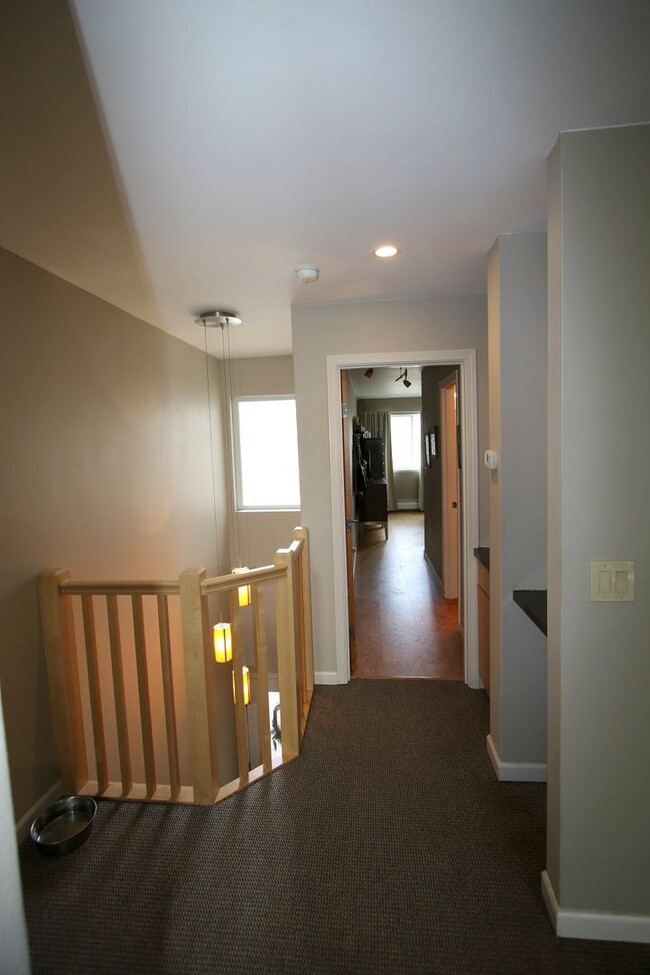 Building Photo - 3 Bedroom Townhouse!