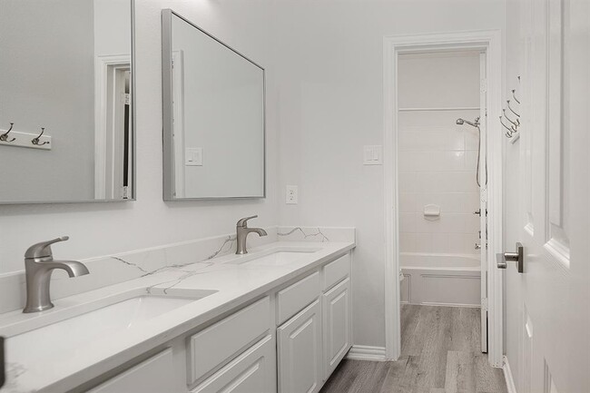 Building Photo - 83 E French Oaks Cir