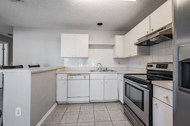 Building Photo - 6724 Summer Haven Dr