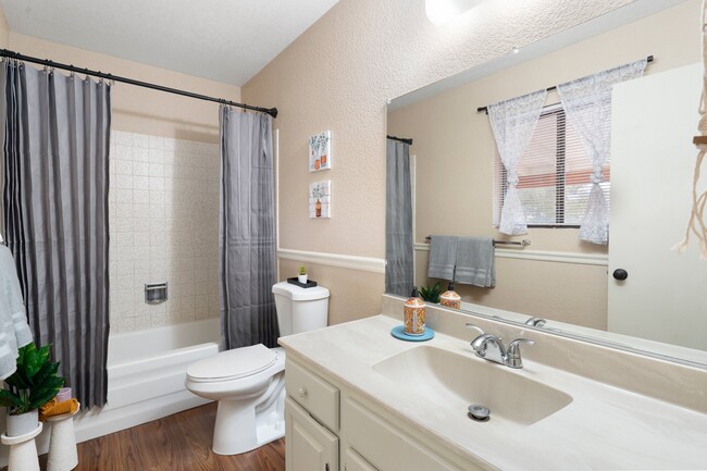 Master bathroom - 887 E Peila Ave