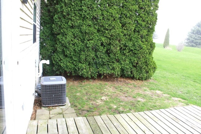 Building Photo - 376-376 Thomas Dr