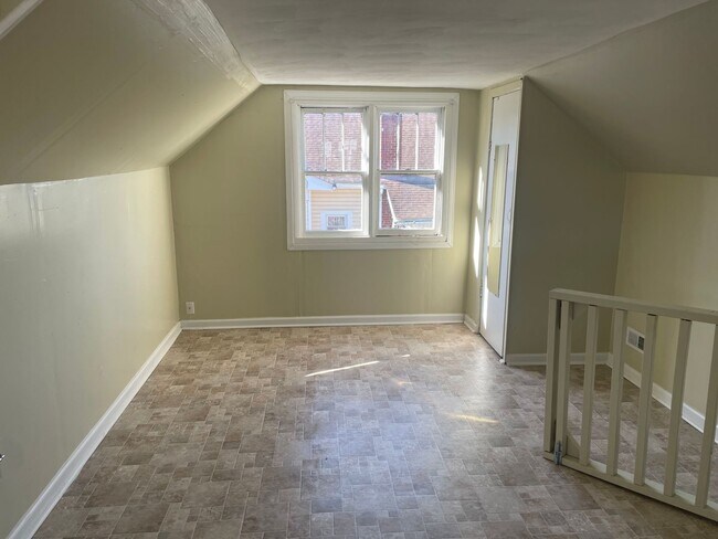 Building Photo - 4 Bedroom House