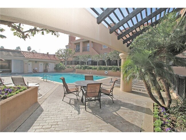 Building Photo - 815 W 15th St