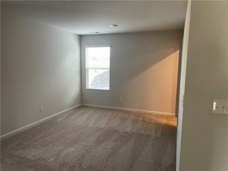 Building Photo - 240 Summerwood Ln