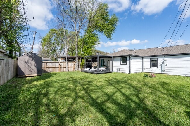 Building Photo - 810 Jerry St