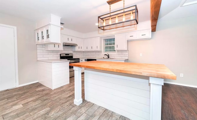 Building Photo - Bright, updated home!