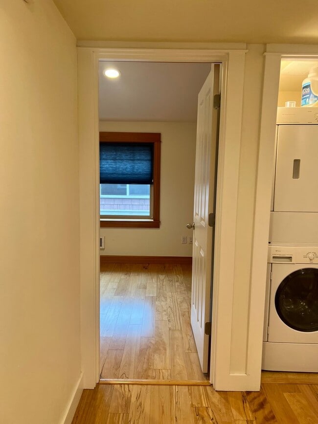 Building Photo - Available 1/0! Cozy townhouse in the Mt Ba...