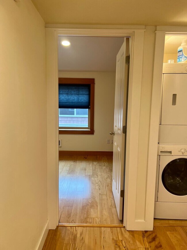 Building Photo - Available 1/0! Cozy townhouse in the Mt Baker neighborhood.