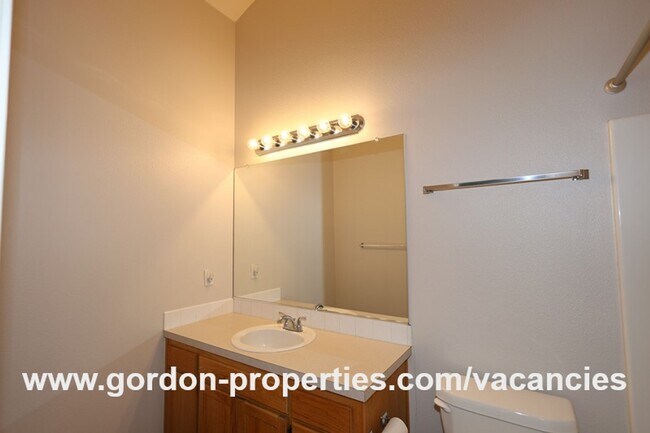 Building Photo - NE Halsey St - 2 bedroom townhouse with de...