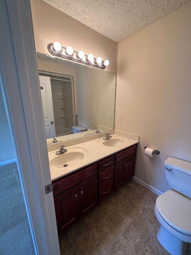 Building Photo - 3 Bedroom, 2 Bath Home Located in Manchester