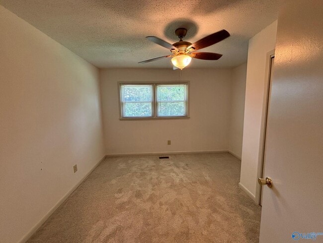 Building Photo - 1925 Lynnbrook Dr SW