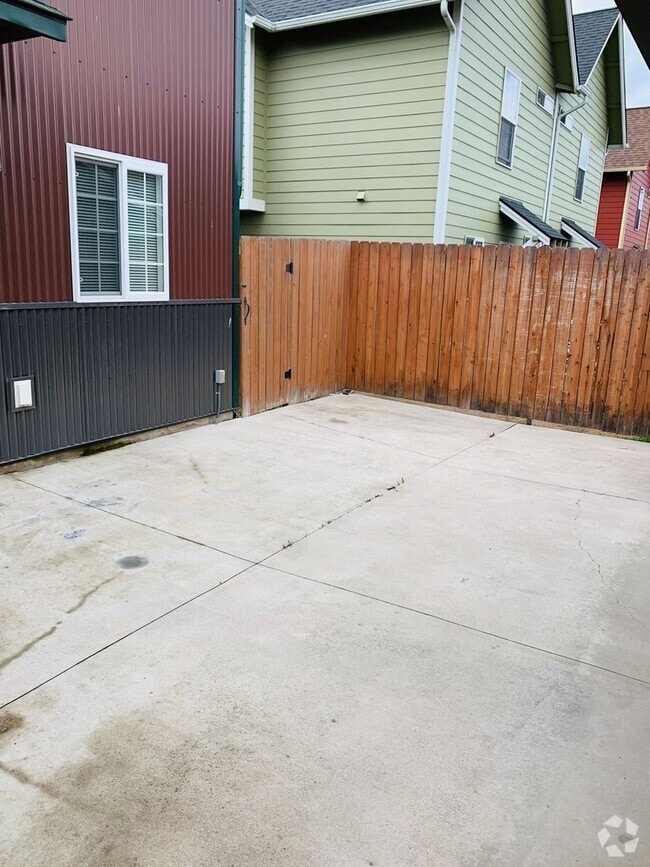 Building Photo - Amazing 3 Bed 2 Bath - Townhouse