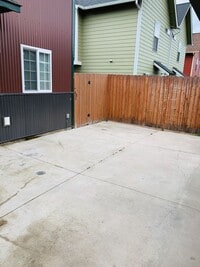 Building Photo - Amazing 3 Bed 2 Bath - Townhouse