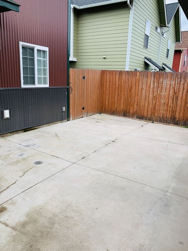 Building Photo - Amazing 3 Bed 2 Bath - Townhouse