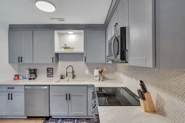 Building Photo - 302 Manden Rd