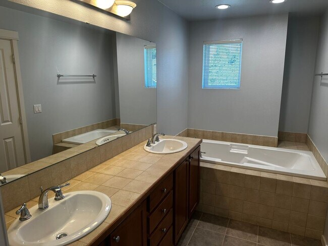 Building Photo - 3Bd/2.5Ba Bellevue Townhouse