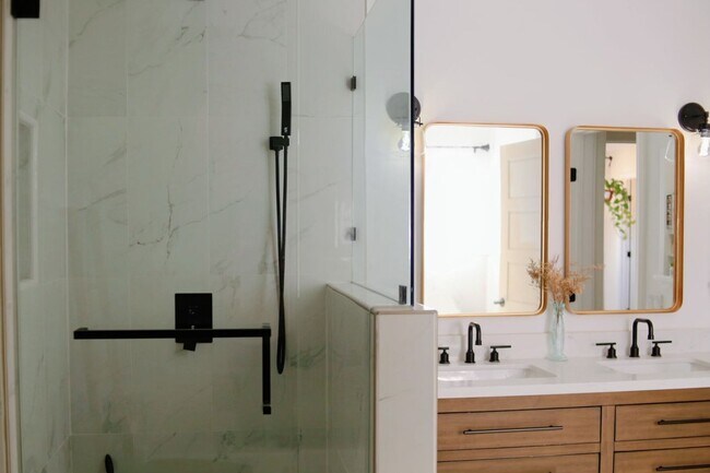 Building Photo - The Perfect Blend of Space, Style & Locati...