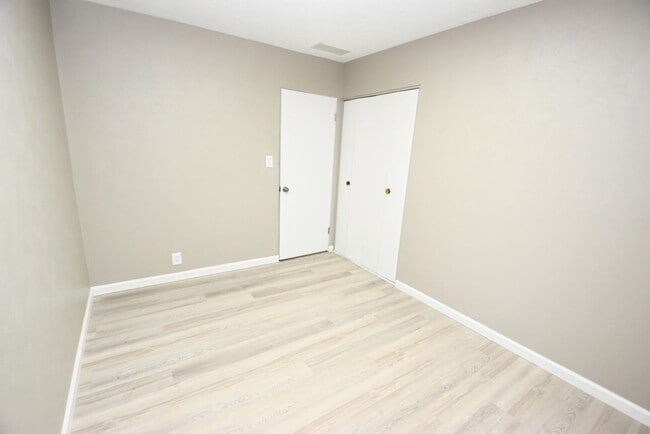 Building Photo - Inground swimming pool, 3 bedroom 1.5 bath home in South Bend IN