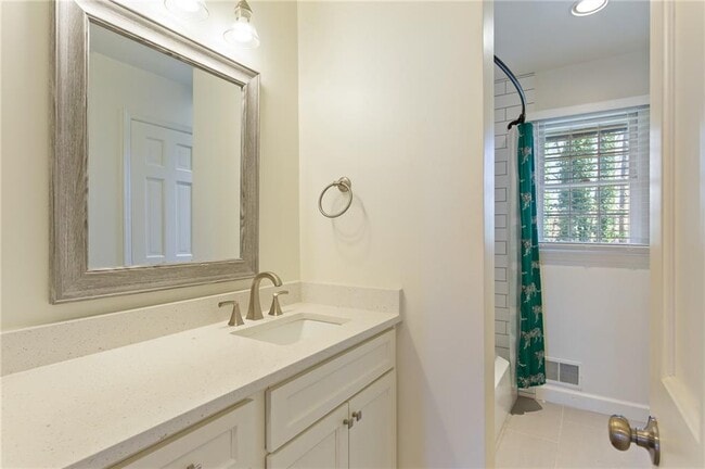 Building Photo - 3355 Pinetree Dr SE