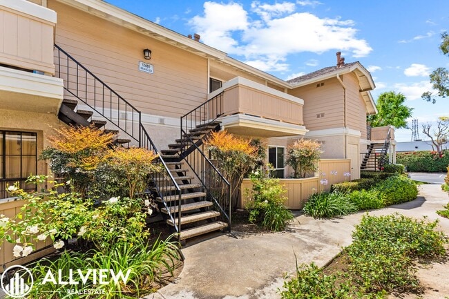 Building Photo - Updated 2 Bed, 1.5 Bath Condo in Gated Crosspointe Village