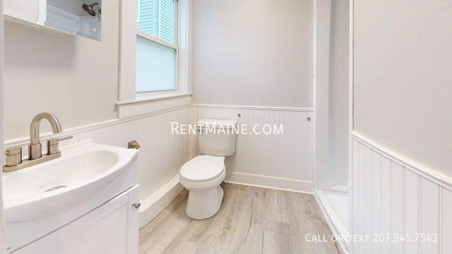 Building Photo - 200 Center St