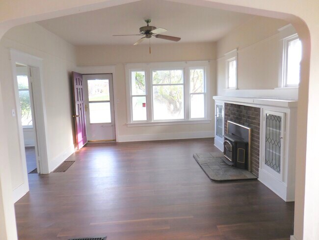 Living room - 4626 N Mullen St