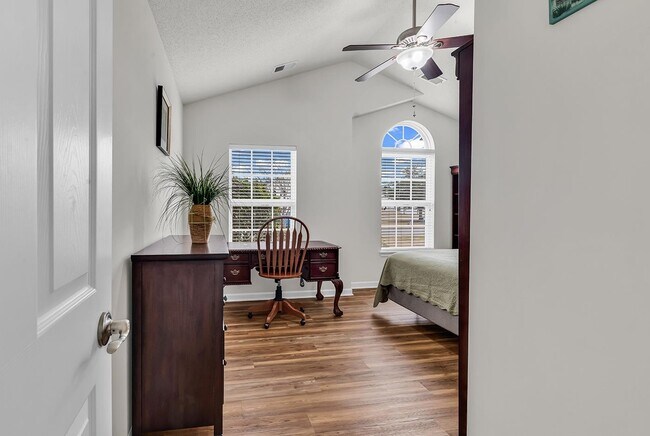 Building Photo - 765 Riverward Dr