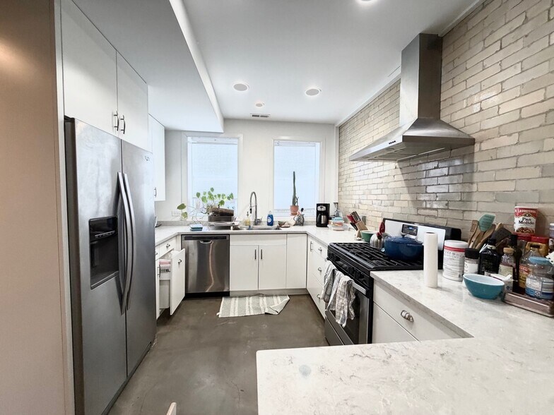 Building Photo - 2121 N Albany Ave